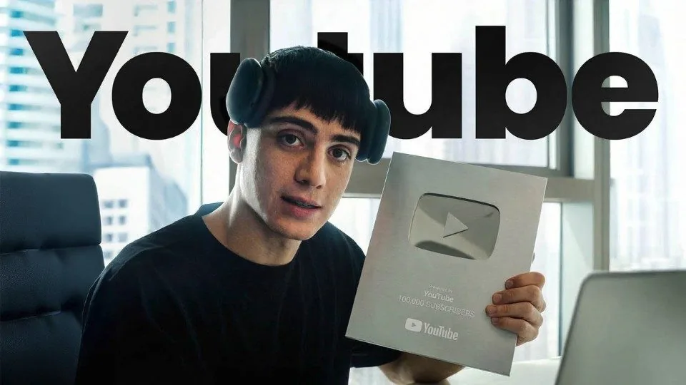 Arthur Mosa avec sa plaque YouTube des 100 000 abonnés